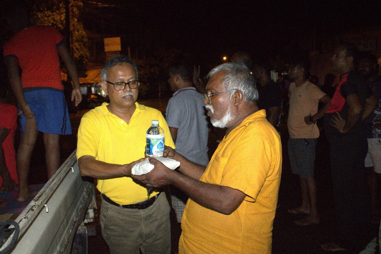 Food and Water Relief for Flood-Affected People in Gampaha Akaravi Area